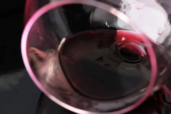 Glas Trockenen Rotweins Verschüttet Auf Schwarzer Oberfläche Nahaufnahme Makrofotografie — Stockfoto