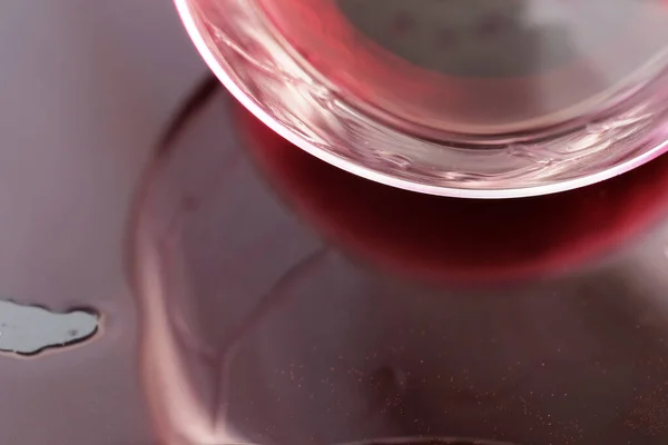 黒い表面のクローズアップマクロ写真にこぼれた赤ワインのガラス — ストック写真