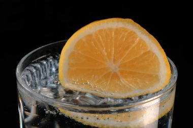 Limonlu karbonatlı limonata ve şeffaf cam yakın çekim makro fotoğraf.