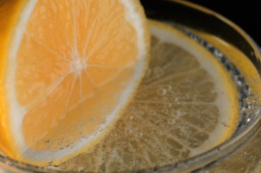 Limonlu karbonatlı limonata ve şeffaf cam yakın çekim makro fotoğraf.