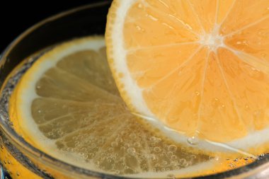 Limonlu karbonatlı limonata ve şeffaf cam yakın çekim makro fotoğraf.