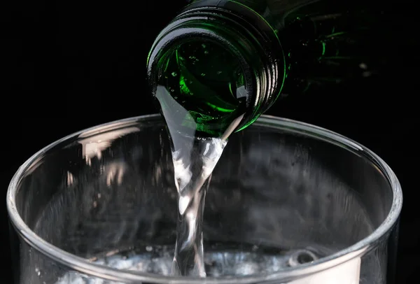 Agua Carbonatada Pura Que Vierte Una Botella Vaso Transparente Sobre — Foto de Stock