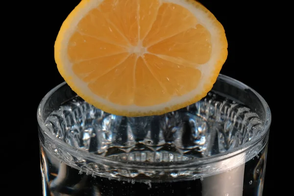 Газований Лимонад Лимоном Прозорому Склі Крупним Планом Макрофотографія — стокове фото