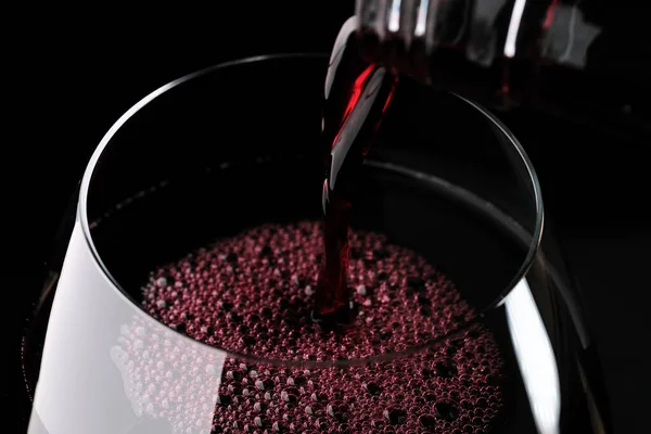 Trockener Rotwein Wird Ein Glas Auf Schwarzem Hintergrund Gegossen Nahaufnahme — Stockfoto