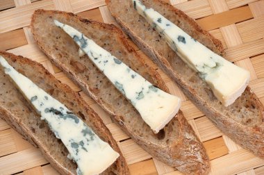 Mavi peynirli sandviçli, yakın çekim makro fotoğraflı market hayatı.