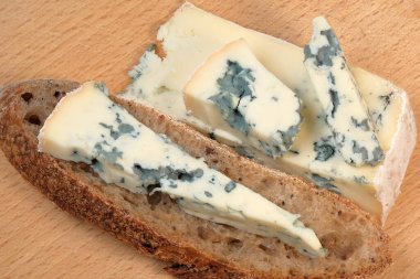 Mavi peynirli sandviçli, yakın çekim makro fotoğraflı market hayatı.