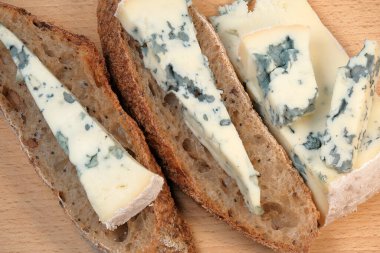 Mavi peynirli sandviçli, yakın çekim makro fotoğraflı market hayatı.