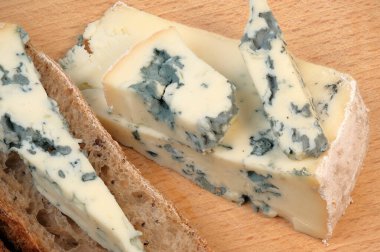 Mavi peynirli sandviçli, yakın çekim makro fotoğraflı market hayatı.