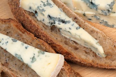 Mavi peynirli sandviçli, yakın çekim makro fotoğraflı market hayatı.