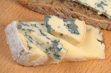 Mavi peynirli sandviçli, yakın çekim makro fotoğraflı market hayatı.