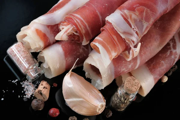 Jamon Maiale Stagionato Tagliato Strati Sottili Arrotolato Tubi Giace Uno — Foto Stock