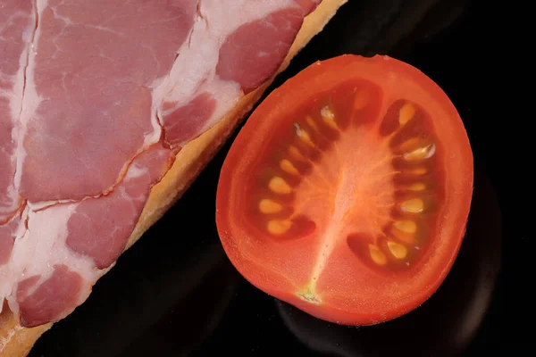 Sandwich Con Carne Maiale Affumicata Cruda Fondo Nero Primo Piano — Foto Stock