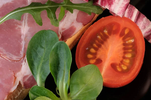 Surowa Wędzona Kanapka Mięsem Wieprzowym Pomidorem Czarnym Tle Zbliżenie — Zdjęcie stockowe