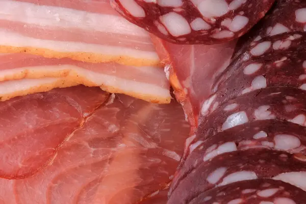 Surowa Wędzona Kiełbasa Pokrojona Cienkie Plastry Spożywcze Mięso Tło Zbliżenie — Zdjęcie stockowe