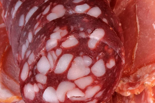 Salchicha Ahumada Cruda Cortada Rodajas Finas Fondo Carne Supermercado Fotografía — Foto de Stock