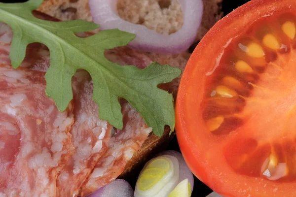 Salsiccia Affumicata Cruda Tagliata Fette Sottili Giace Sul Pane Con — Foto Stock