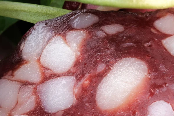 Salsicha Fumada Crua Cortada Fatias Finas Com Verduras Comestíveis Mercearia — Fotografia de Stock