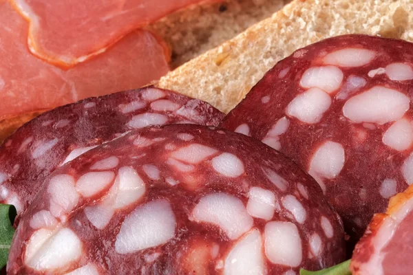 Rohe Geräucherte Wurst Dünne Scheiben Geschnitten Lebensmittel Fleisch Hintergrund Nahaufnahme — Stockfoto