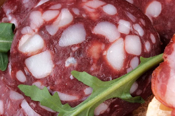 Salsiccia Affumicata Cruda Tagliata Fette Sottili Alimentari Carne Sfondo Primo — Foto Stock