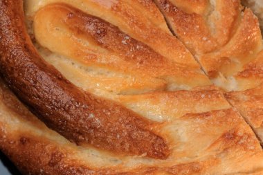 Siyah arka plan makro fotoğrafçılığında şekerli çörek.