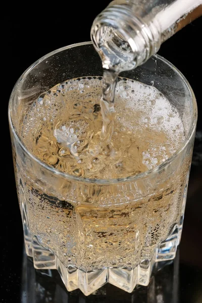 Słodki Napój Lemoniadowy Jest Wlewany Butelki Przezroczystego Szkła Kryształowego Makro — Zdjęcie stockowe