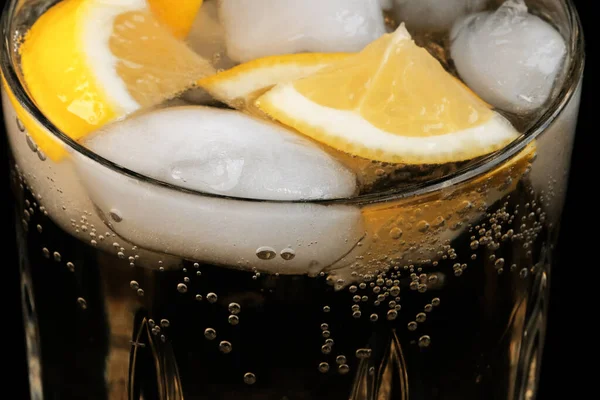 Ποτό Λεμονάδας Φέτες Λεμονιού Και Πάγου Διάφανο Κρύσταλλο Γκρο Πλαν — Φωτογραφία Αρχείου