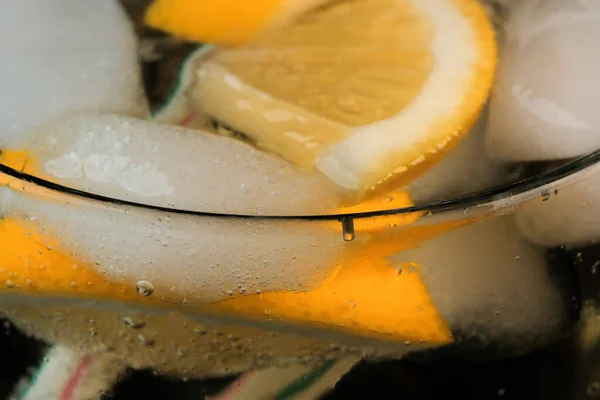 Napój Lemoniadowy Plastrami Cytryny Lodu Przezroczystej Kryształowej Fotografii Makro — Zdjęcie stockowe