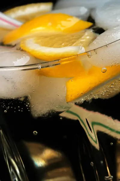 Napój Lemoniadowy Plastrami Cytryny Lodu Przezroczystej Kryształowej Fotografii Makro — Zdjęcie stockowe