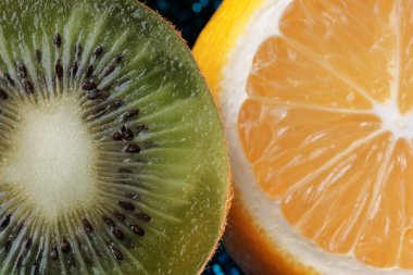 Dilimlenmiş limonlu kivi, cam bir vazonun üzerine serilmiş narenciye arka plan makro fotoğrafçılığı.