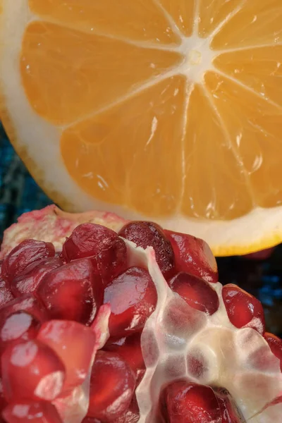 Красный Спелый Сладкоочищенный Гранат Лежит Стеклянной Вазе Рядом Лимонной Крупным — стоковое фото