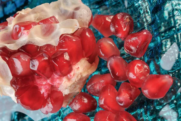 Czerwony Dojrzały Słodki Granat Leży Szklanym Wazonie Makro Fotografia — Zdjęcie stockowe