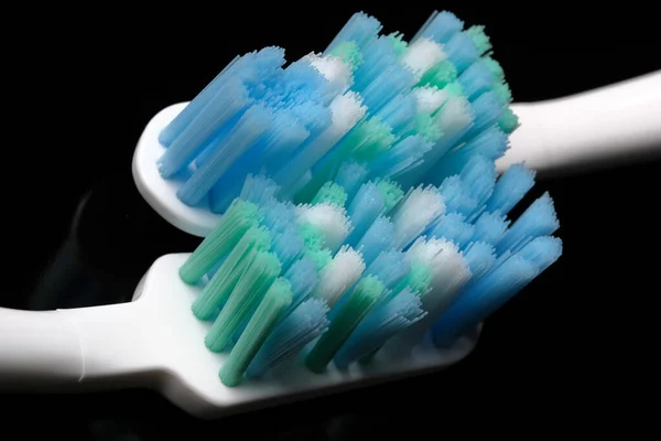 Zwei Saubere Neue Zahnbürsten Auf Schwarzem Spiegelhintergrund Nahaufnahme — Stockfoto