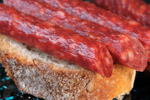 Saucisse Épicée Porc Séchée Poivre Avec Des Morceaux Baguette Sur — Photo