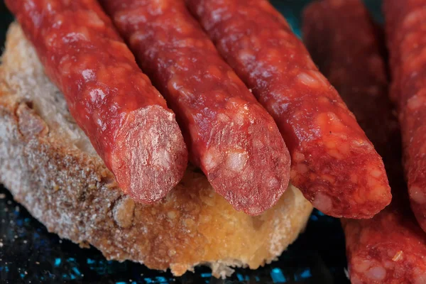 Carne Maiale Essiccata Salsiccia Piccante Con Pepe Con Pezzi Baguette — Foto Stock