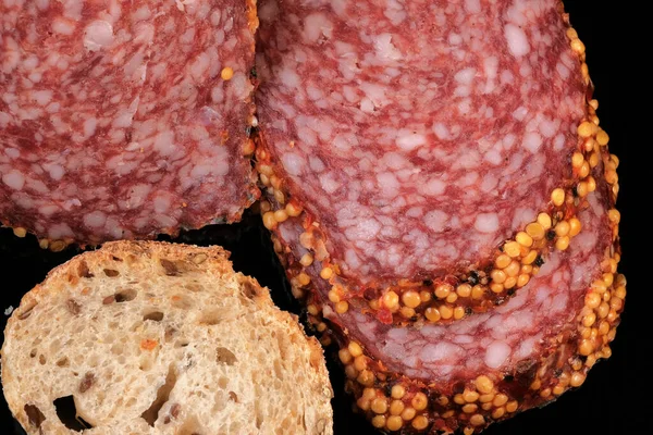 Würzige Wurst Aus Getrocknetem Schweinefleisch Mit Pfeffer Und Baguettestücken Auf — Stockfoto