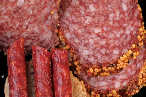 Würzige Wurst Aus Getrocknetem Schweinefleisch Mit Pfeffer Und Baguettestücken Auf — Stockfoto