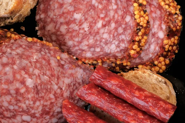 Carne Maiale Essiccata Salsiccia Piccante Con Pepe Con Pezzi Baguette — Foto Stock