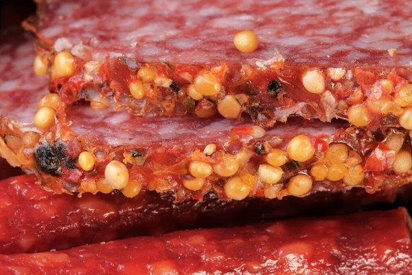 Carne Maiale Essiccata Salsiccia Piccante Con Pepe Sfondo Nero Close — Foto Stock