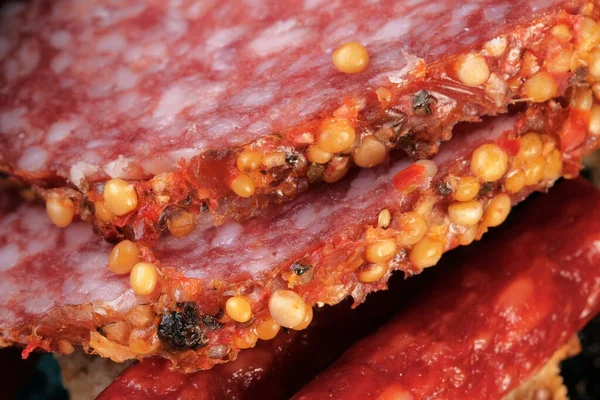 Carne Maiale Essiccata Salsiccia Piccante Con Pepe Sfondo Nero Close — Foto Stock
