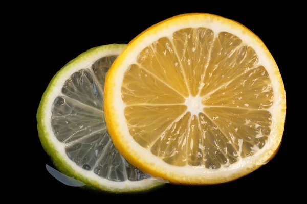 Affettato Fette Rotonde Limone Lime Uno Sfondo Nero Specchio Primo — Foto Stock