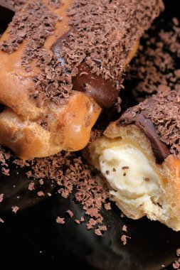 Üzerine koyu çikolata parçacıkları serpiştirilmiş muhallebi keki. Yakın çekim makro fotoğraf.