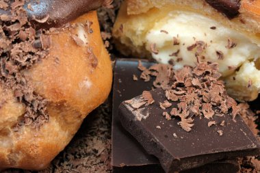 Üzerine koyu çikolata parçacıkları serpiştirilmiş muhallebi keki. Yakın çekim makro fotoğraf.