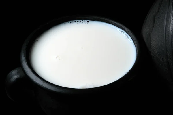 Čerstvé Pasterizované Kravské Mléko Misce Černé Hlíny Černém Pozadí Close — Stock fotografie