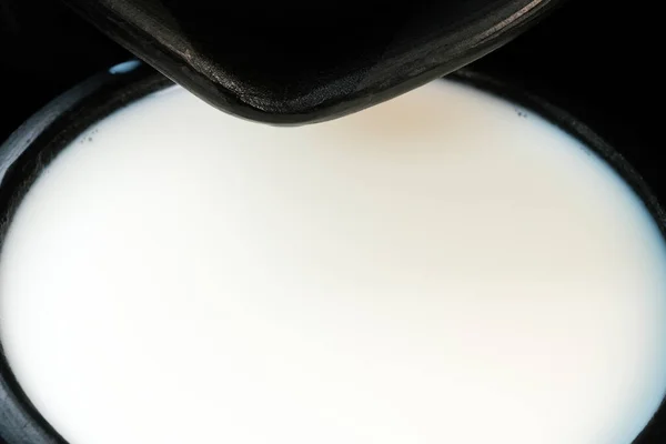 Leche Vaca Pasteurizada Fresca Tazón Arcilla Negra Sobre Fondo Negro — Foto de Stock