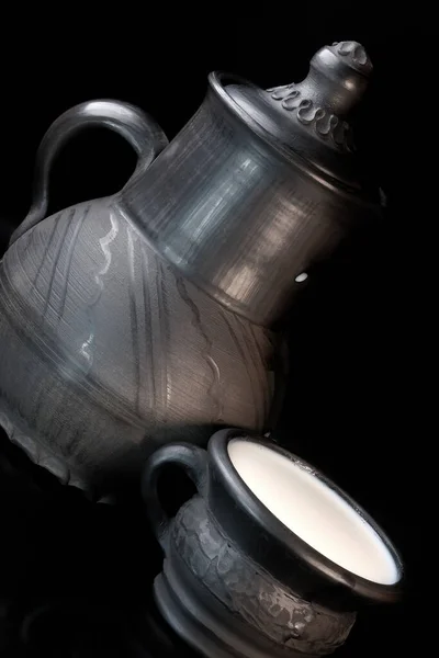 在黑色底片宏观摄影中 用黑色黏土碗中新鲜的巴氏杀菌牛奶 — 图库照片
