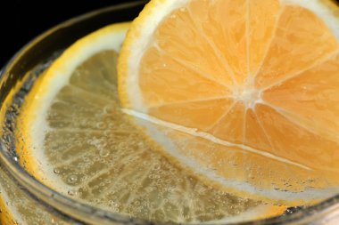 Limonlu karbonatlı limonata ve şeffaf cam yakın çekim makro fotoğraf.