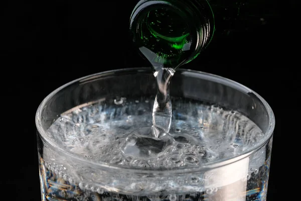 Eau Pure Carbonatée Coulant Une Bouteille Dans Verre Transparent Sur — Photo