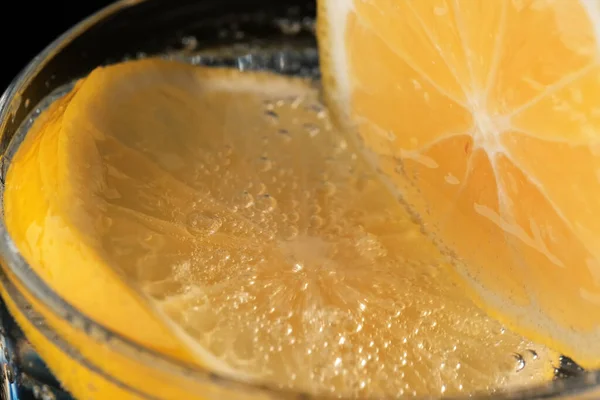Limonata Gassata Con Limone Vetro Trasparente Fotografia Macro Close — Foto Stock