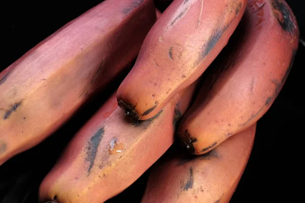 Delicioso Doce Maduro Banana Vermelha Close Fundo Preto Macrofotografia — Fotografia de Stock