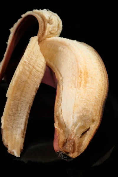 Delicioso Doce Maduro Banana Vermelha Close Fundo Preto Macrofotografia — Fotografia de Stock